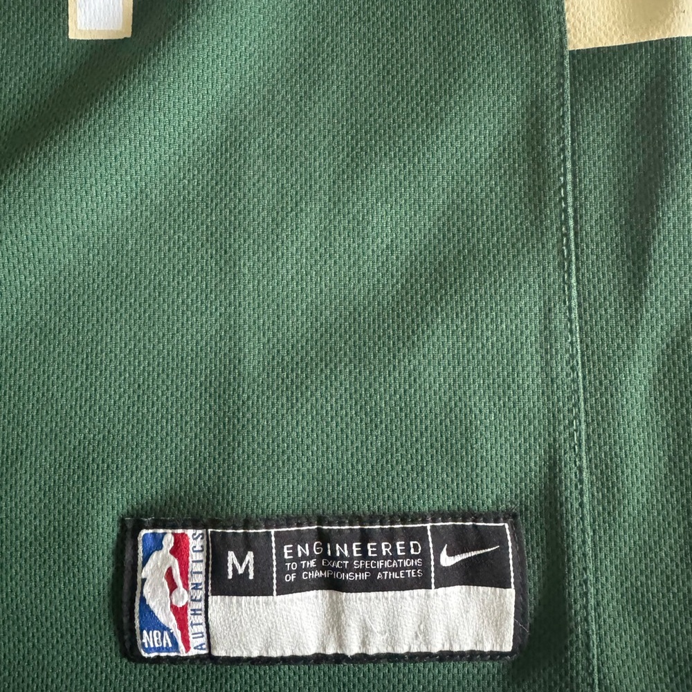 Milwaukee Bucks, Giannis Sina Ugo Antetokounmpo jersey. Youth Medium (5-6). - Picture 3 of 4